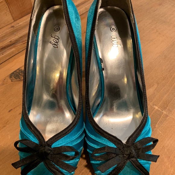 Vintage accessories for a 1980s party - Picture 3 of 3